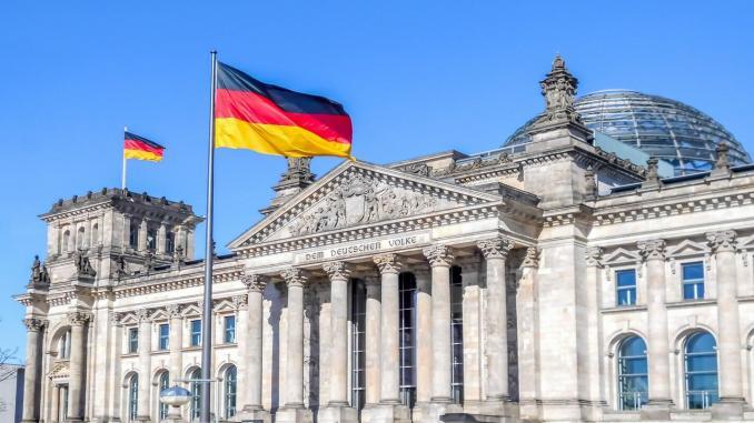 Deutschlandflagge vor Reichstag