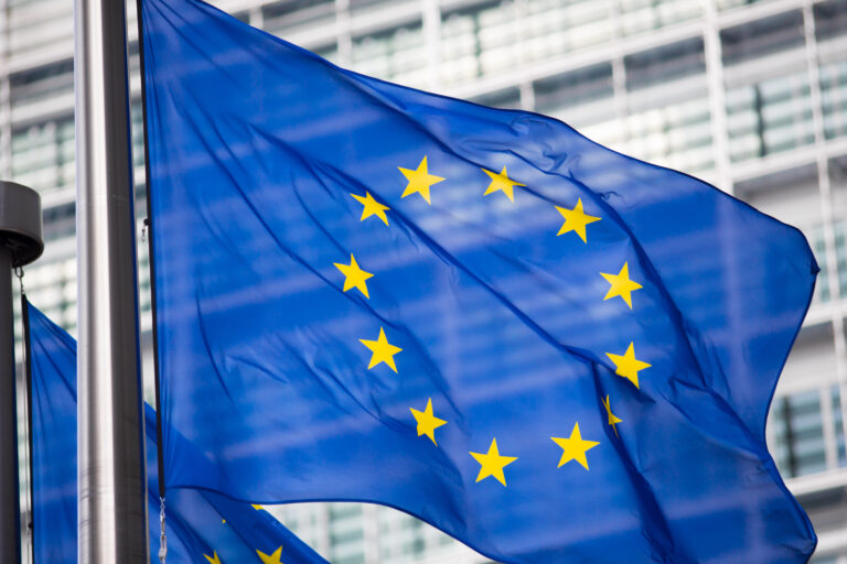 Die Europaflagge: Symbol der EU mit 12 Sternen - Deitert-Magazin