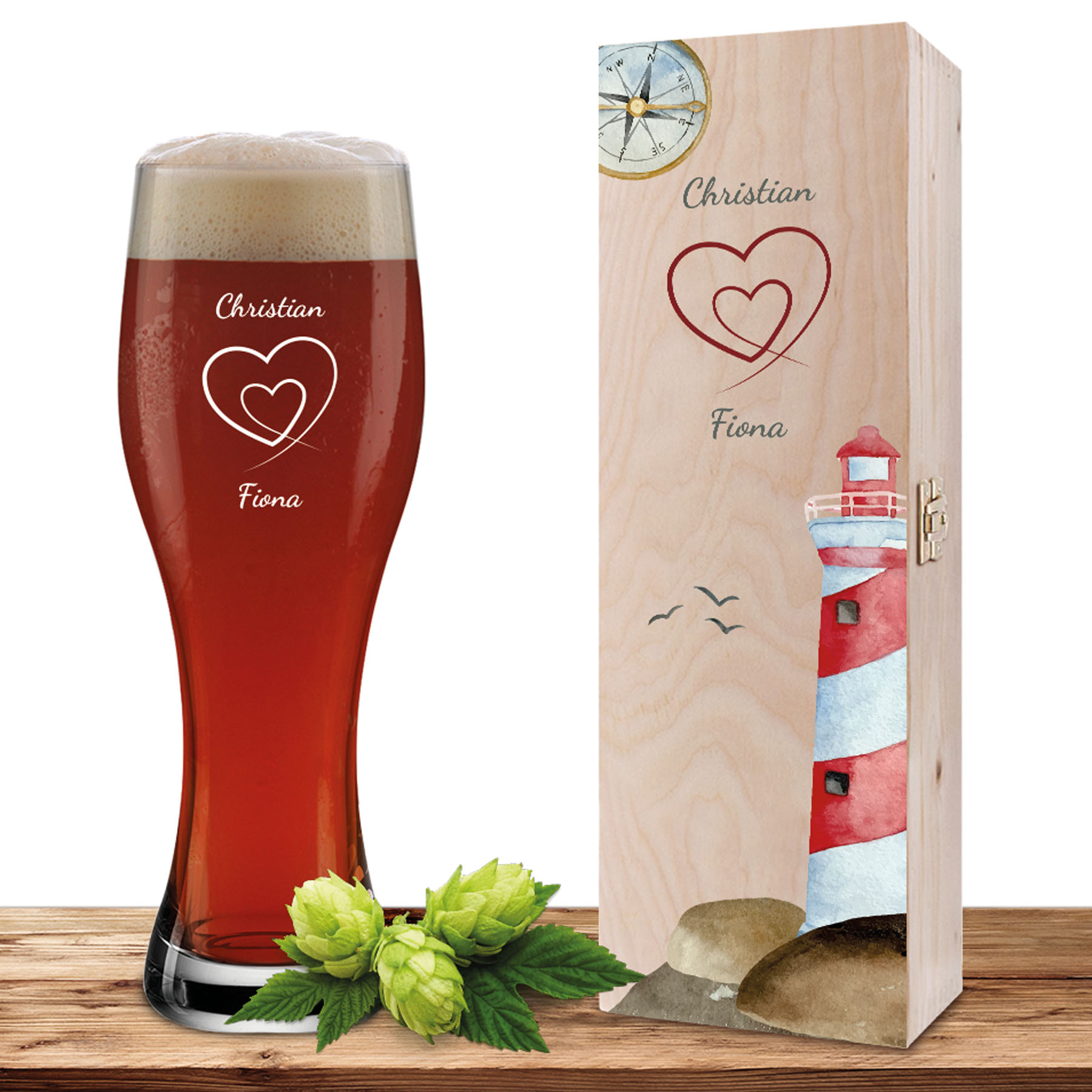 Produktbild von Personalisiertes Weizenglas-Holzkiste-Set mit Gravur und Bedruckung Leuchtturm "Herz im Herz"