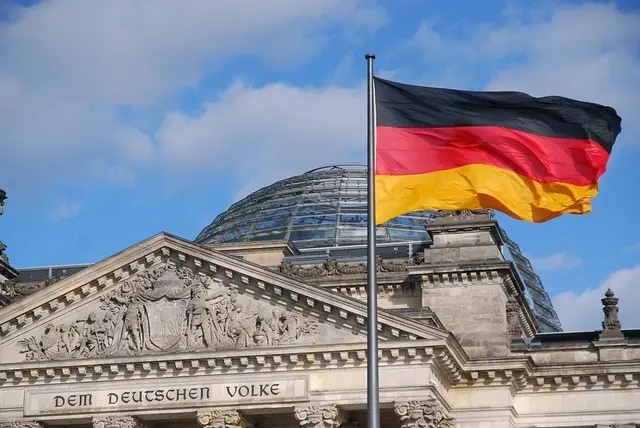 Deutschland Flagge vor dem Bundestag