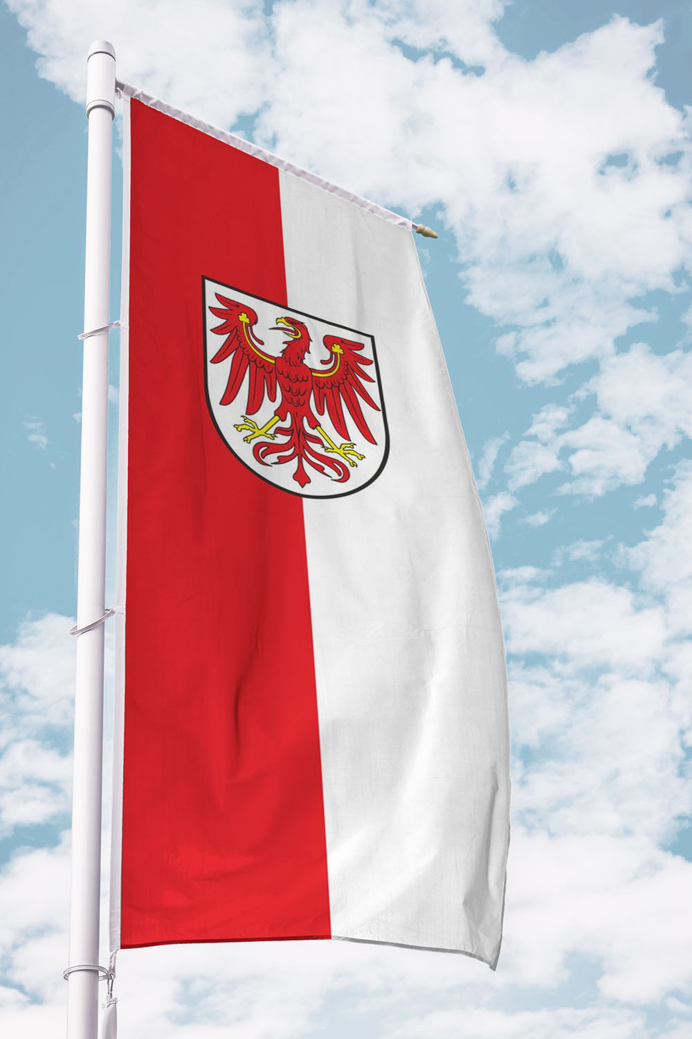 Brandenburg-Fahne-Ausleger mit Wappen bei Deitert